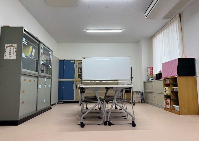 教育相談室をドアの外から見た様子