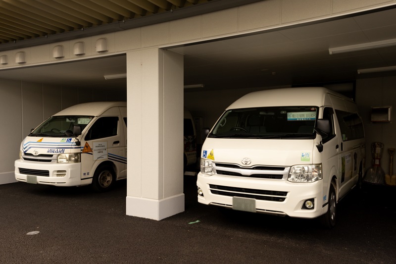 駐車場にスクールバスがと停車している様子