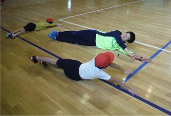 ゴールボールのガードの姿勢の練習